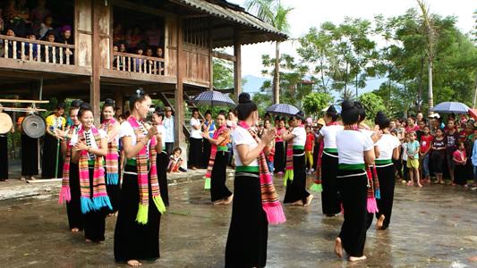Múa xòe - nét sinh hoạt văn hóa của người Thái Nghĩa Lộ.